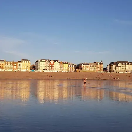 Caprices De 1 A 2 Pers Avec Grand Balcon Et Vue Panoramique 300 M Lit Queen Size Petit Dejeuner En Option Apartment Mers-les-Bains